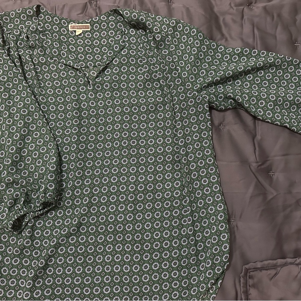 Green Patterned flowy blouse - image 1